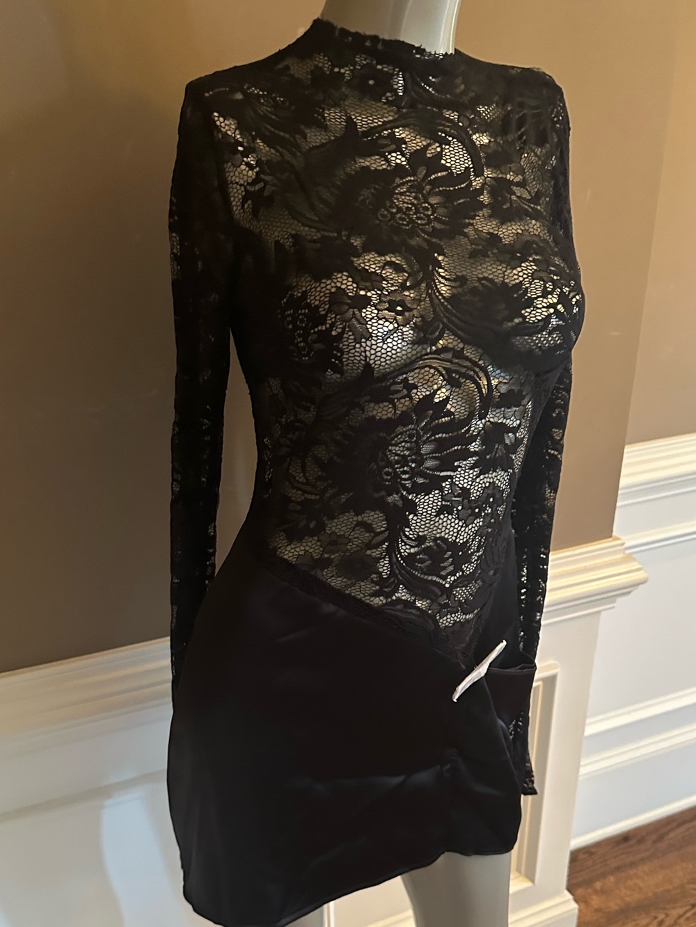 Fashion Nova Red Lace & Satin Mini Dress Black
Size M - Picture 4 of 6